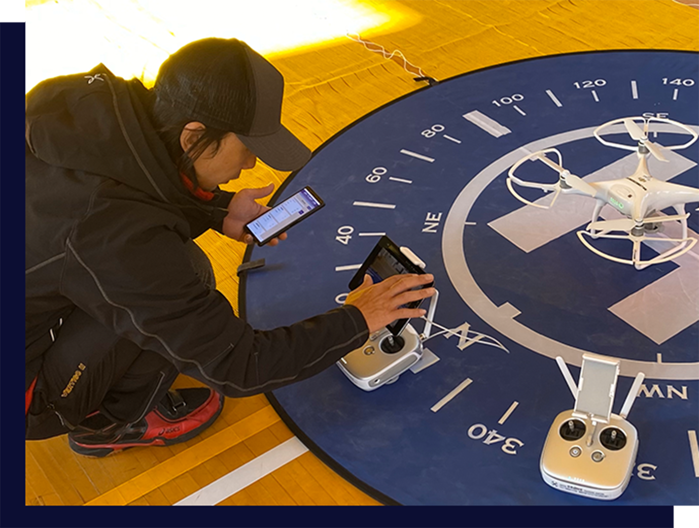 男性作業員が機械を触っている様子