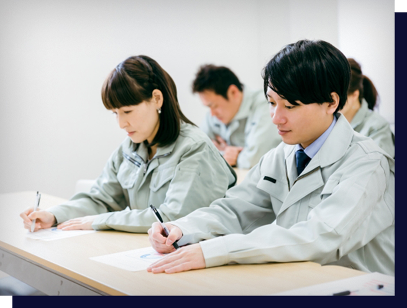 作業員たちが講義を聞いている様子