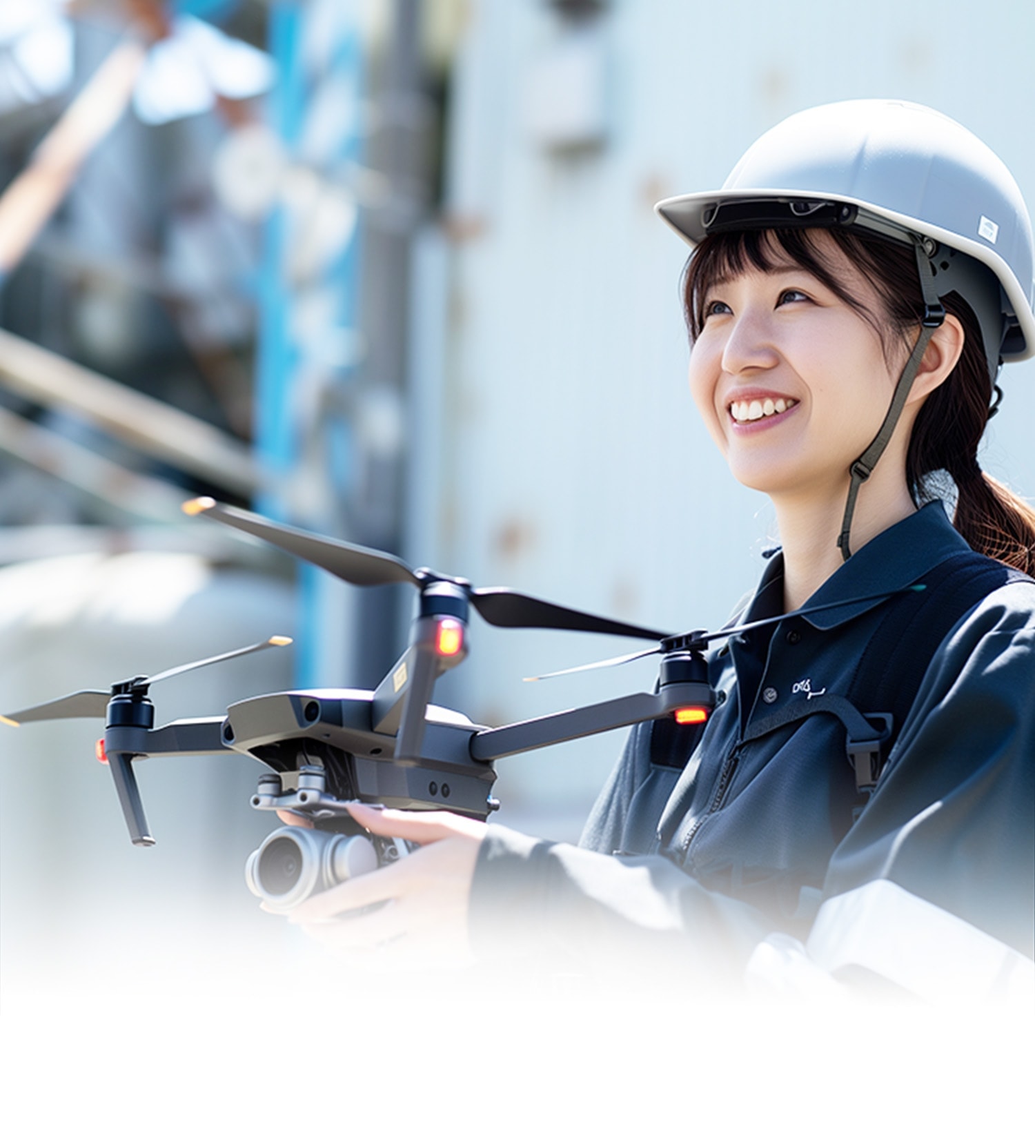 ドローン操作中の女性作業員